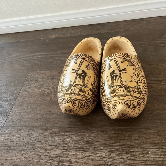 Wooden Clogs with Windmill Design - Picture 8 of 11